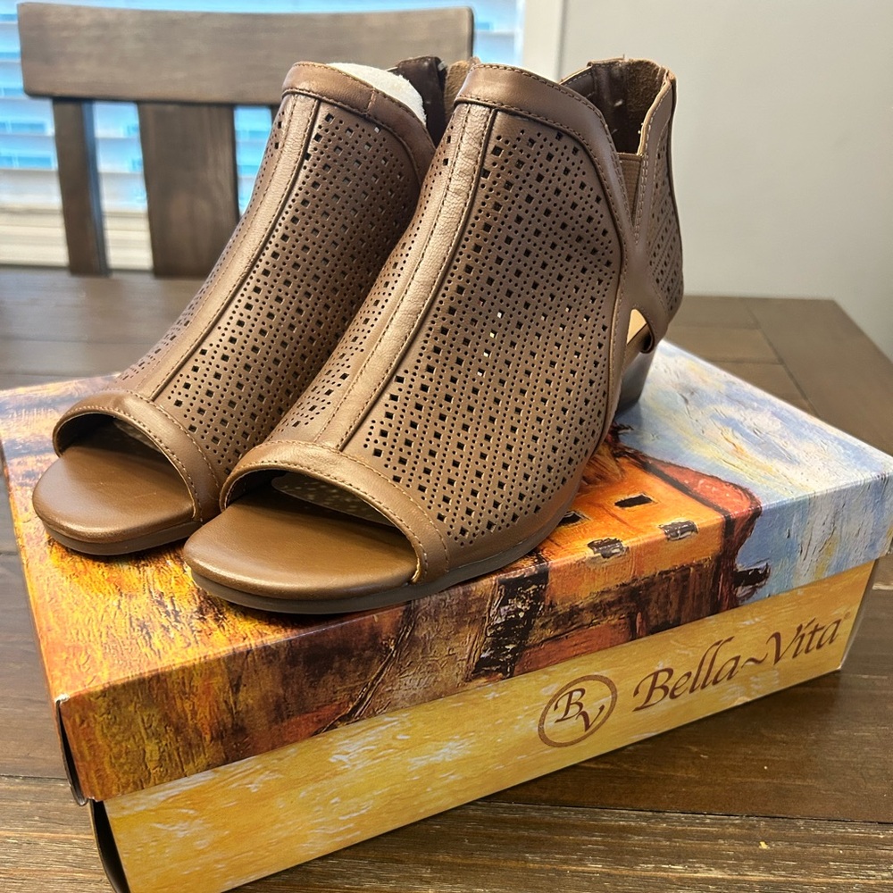 Bella Vita Women's Tan Peep-Toe Heels